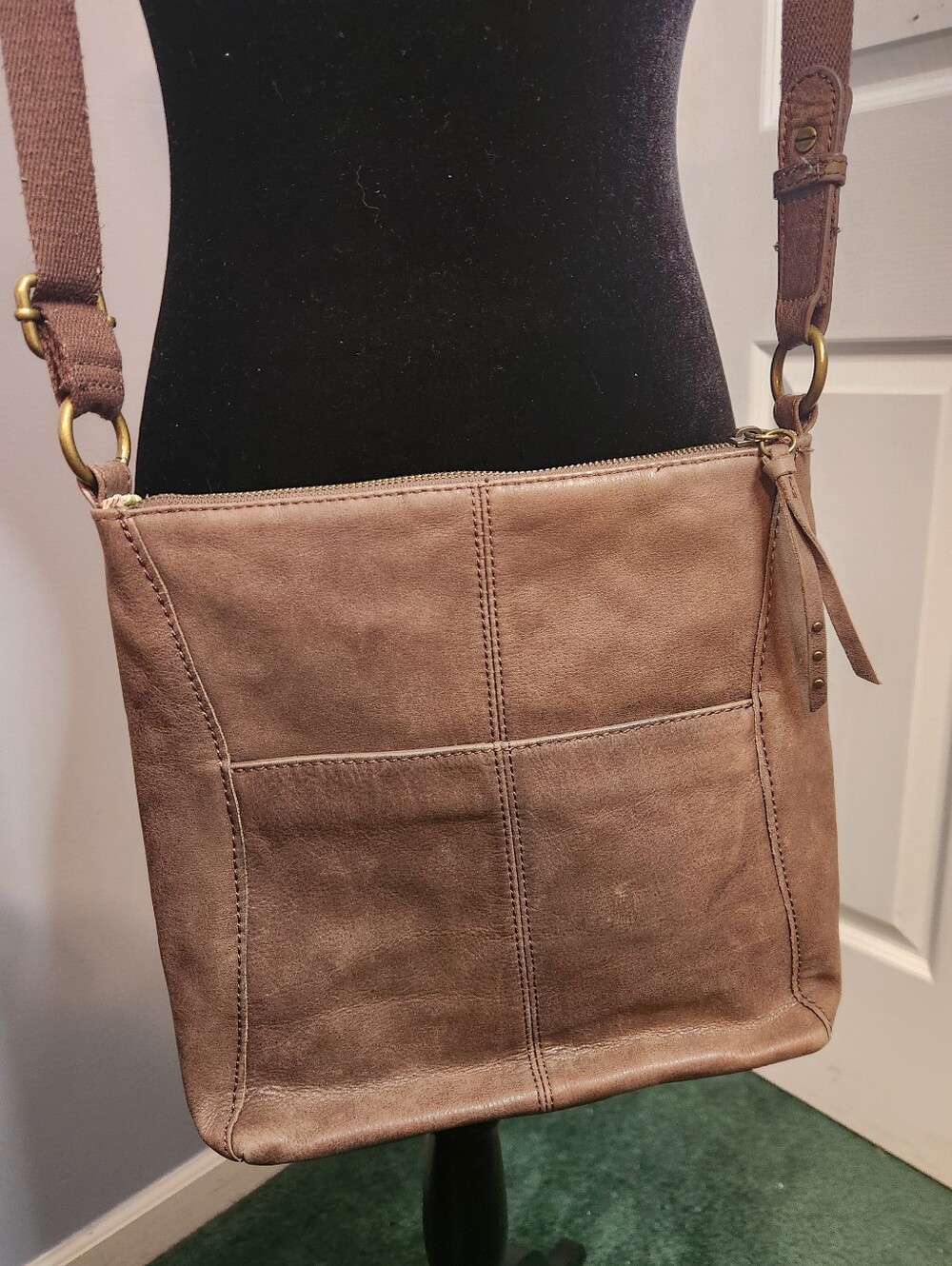 The Sak Crossbody Leather Bag Brown - Picture 4 of 10